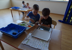 Juluś i Kamilek na zajęciach z robotyki